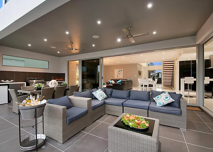 Waterfront Splendour Villa Gold Coast